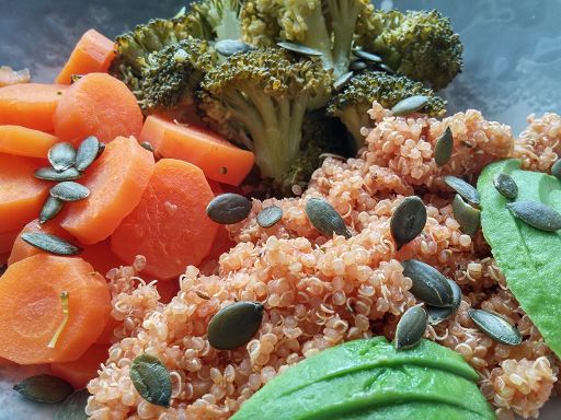Die Fußball Bowl im Detail: Sanft gegartes Gemüse mit würzigem Quinoa